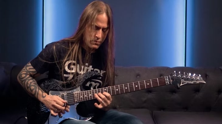 Stive Stine play guitar